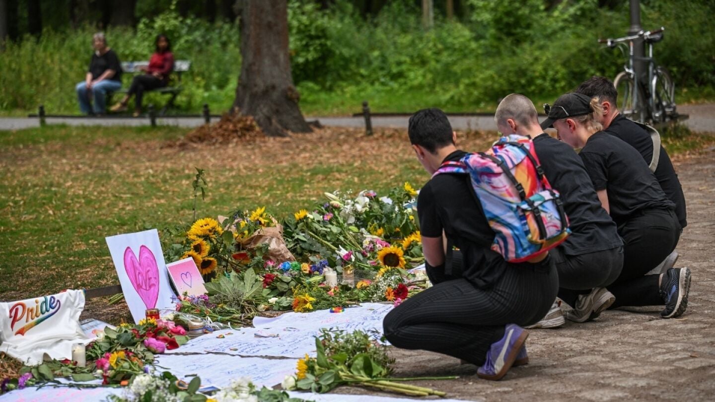 Varias personas homenajean a las v&iacute;ctimas del atropello en la marcha del Orgullo en Berl&iacute;n