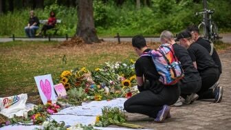 Varias personas homenajean a las v&iacute;ctimas del atropello en la marcha del Orgullo en Berl&iacute;n