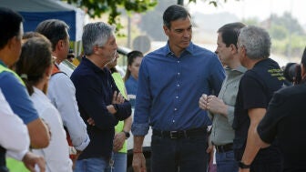 El presidente del Gobierno, Pedro S&aacute;nchez, acompa&ntilde;ado por Alfonso Fern&aacute;ndez Ma&ntilde;ueco y Fernando Grande-Marlaska a su llegada al Puesto de Mando Avanzado instalado en Navaluenga (&Aacute;vila)