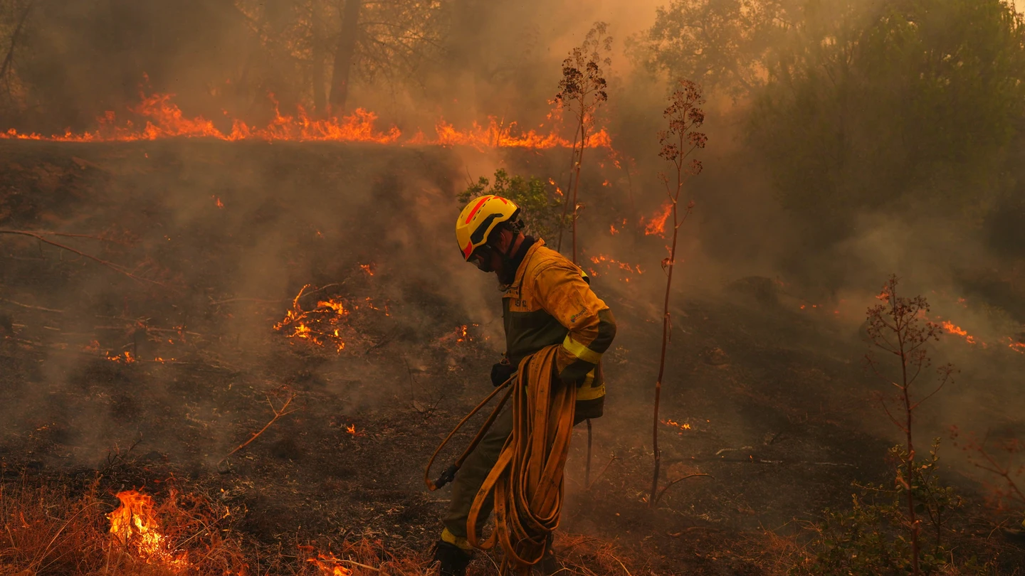 Un bombero en el incendio forestal en San Martín de Valdeiglesias, Madrid. Un bombero en el incendio forestal en San Martín de Valdeiglesias, Madrid.
