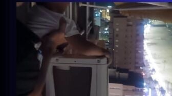La Polic&iacute;a rescata a un ni&ntilde;o que estaba subido en el aire acondicionado de un piso 21