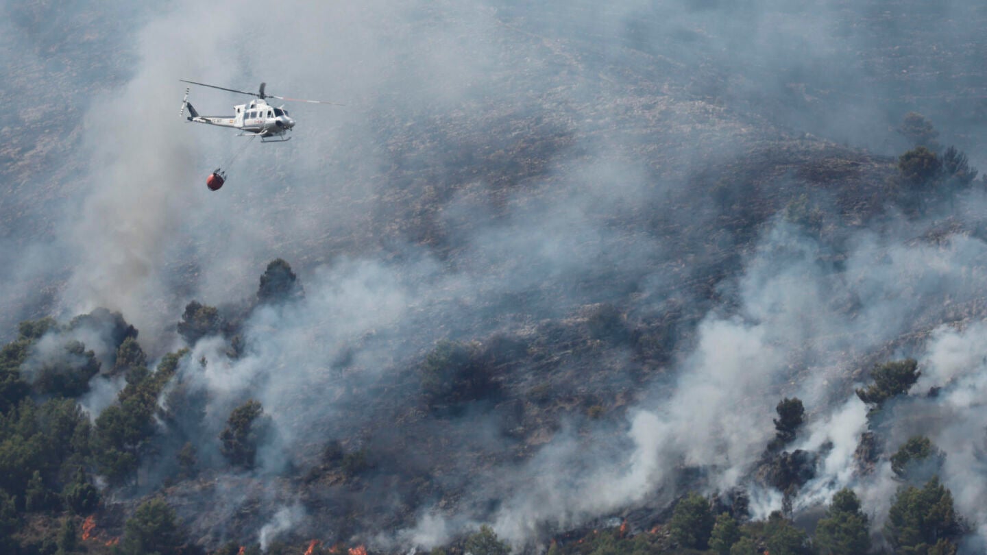  Vista del incendio de La Vall d'Uix&ograve; (Castell&oacute;n), este s&aacute;bado.