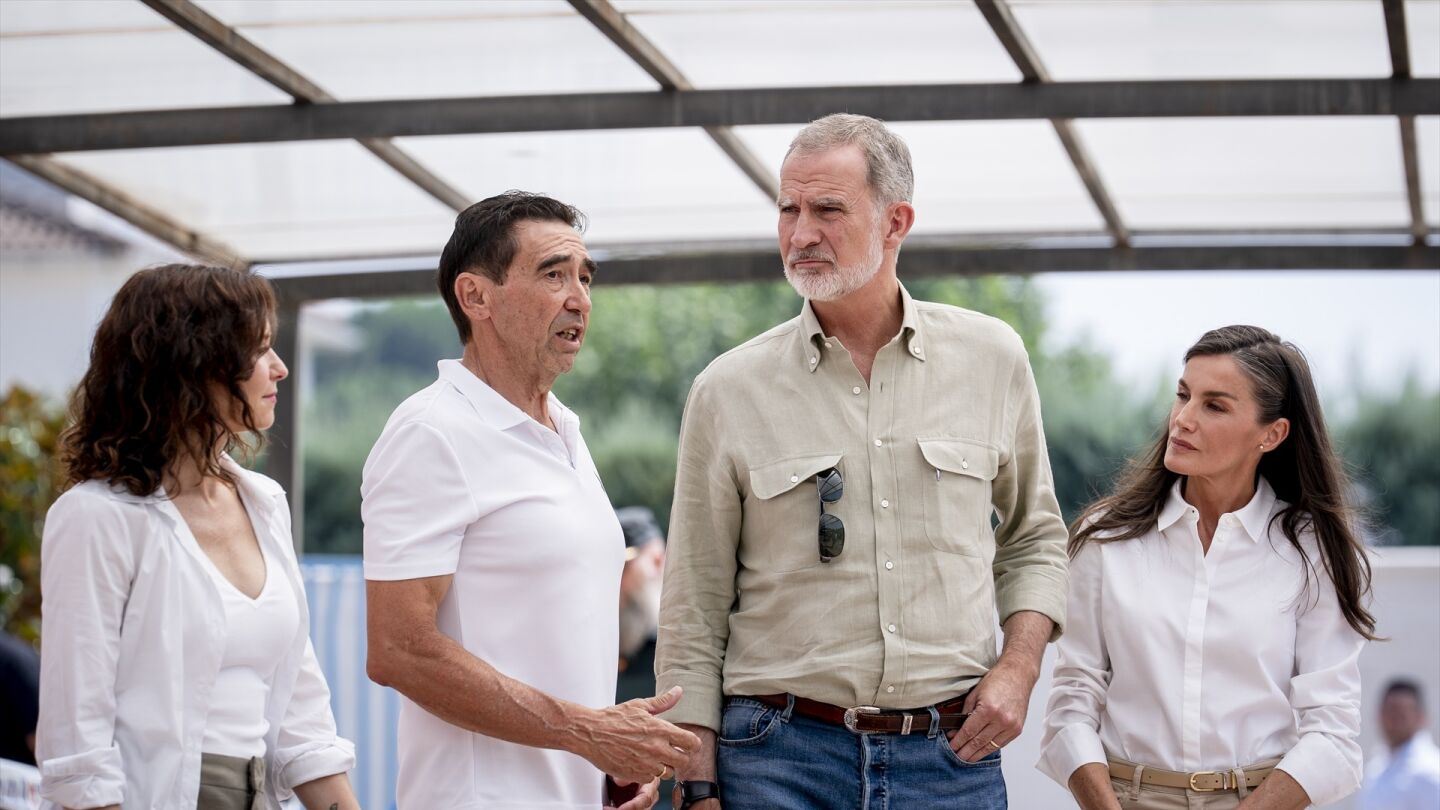 Los reyes, Felipe VI y Letizia, acompañados de la presidenta de la Comunidad de Madrid, Isabel Díaz Ayuso, y el alcalde de Villamanta, Mariano Núñez.