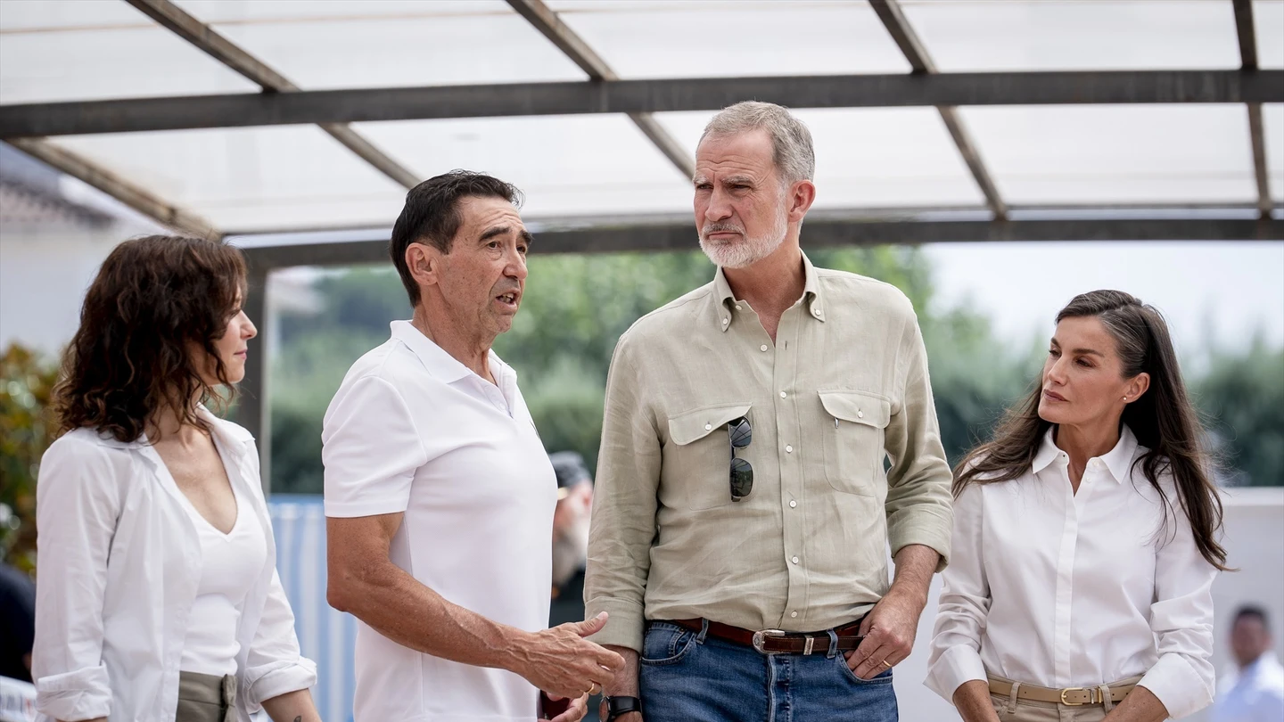 Los reyes, Felipe VI y Letizia, acompañados de la presidenta de la Comunidad de Madrid, Isabel Díaz Ayuso, y el alcalde de Villamanta, Mariano Núñez. Los reyes, Felipe VI y Letizia, acompañados de la presidenta de la Comunidad de Madrid, Isabel Díaz Ayuso, y el alcalde de Villamanta, Mariano Núñez.