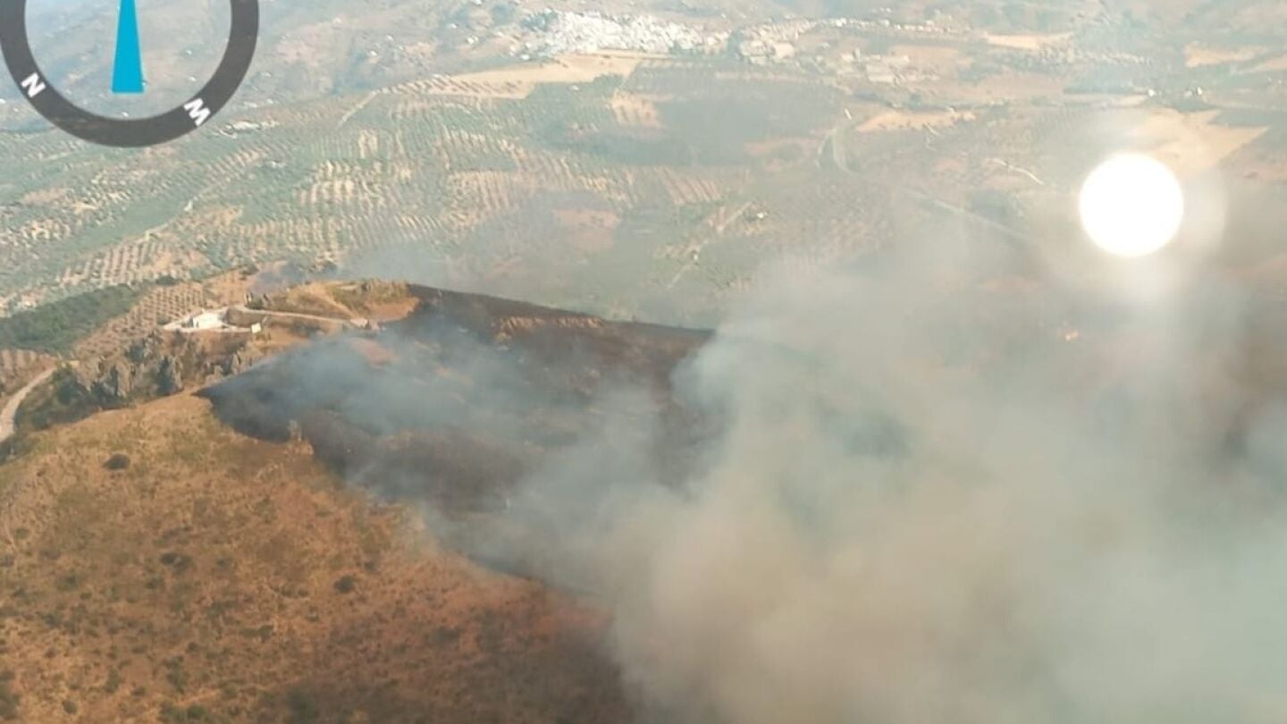 El incendio forestal declarado el domingo, 26 de julio, en el paraje Cerro del Águila de Colmenar (Málaga).