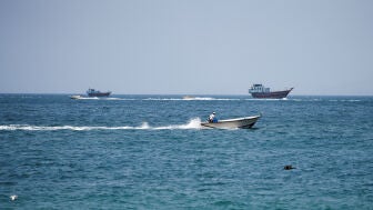 Embarcaciones en el estrecho de Ormuz, vistas desde Musandam (Om&aacute;n)