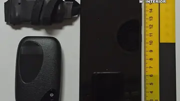 Pillados con microcámaras y auriculares ocultos para copiar en el examen de conducir Pillados con microcámaras y auriculares ocultos para copiar en el examen de conducir