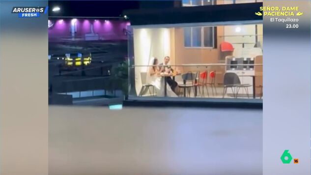 Una pareja de reci&eacute;n casados acaba cenando en un McDonald's el d&iacute;a de su boda