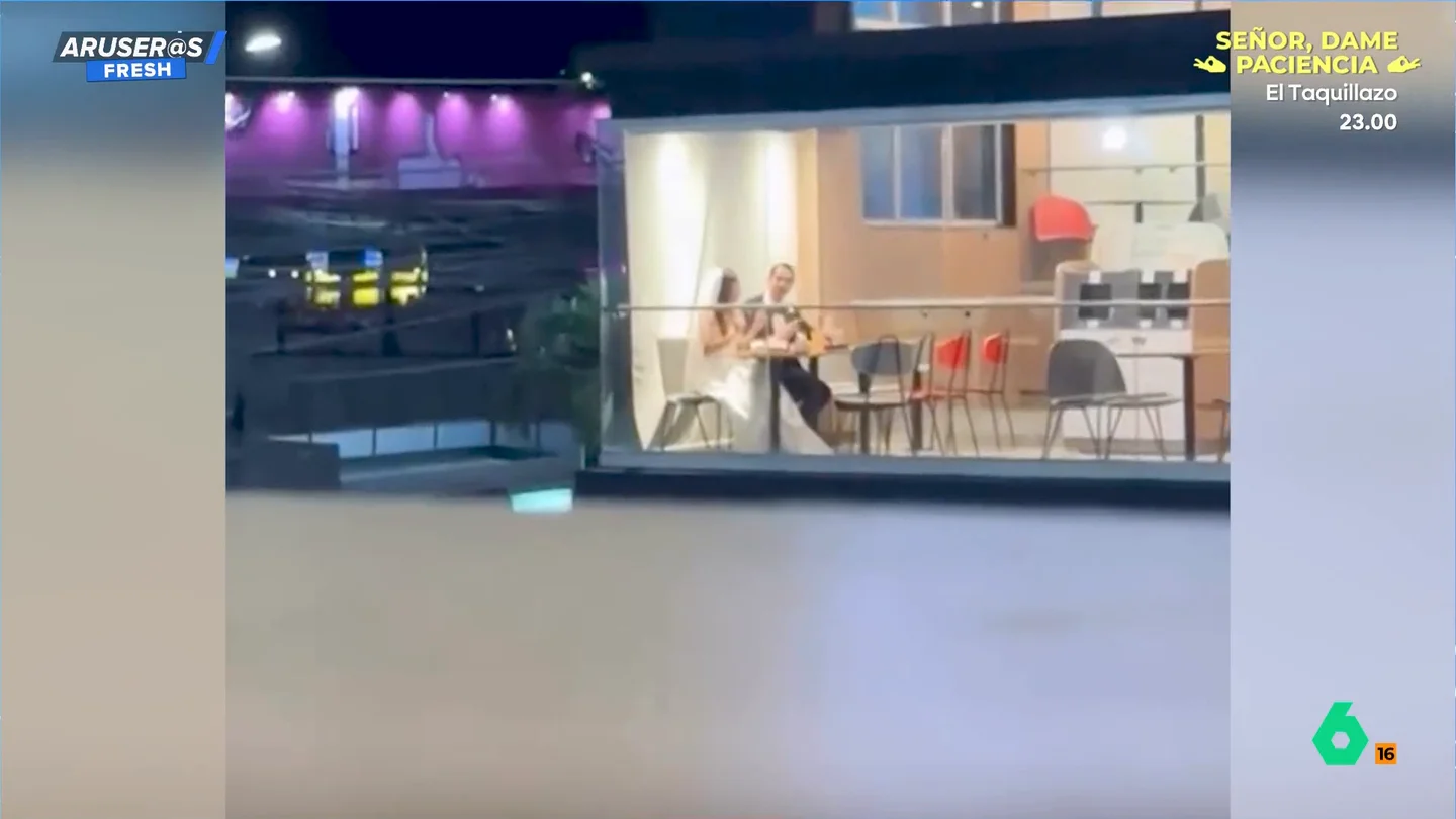 Una pareja de recién casados acaba cenando en un McDonald's el día de su boda Una pareja de recién casados acaba cenando en un McDonald's el día de su boda