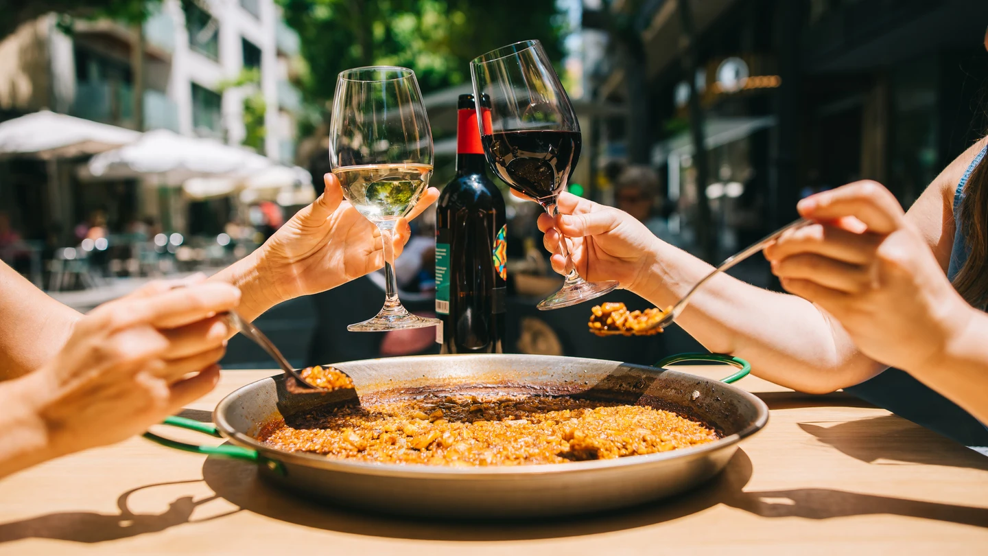 Gente brindando en bar español Gente brindando en bar español