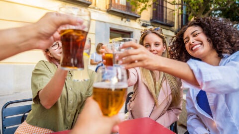 gente brindando en terraza española