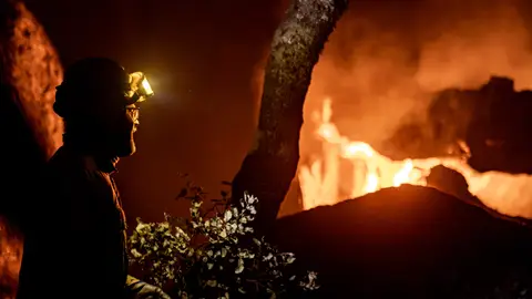 Los bomberos, trabajando durante el incendio en La Adrada (Ávila) Los bomberos, trabajando durante el incendio en La Adrada (Ávila)