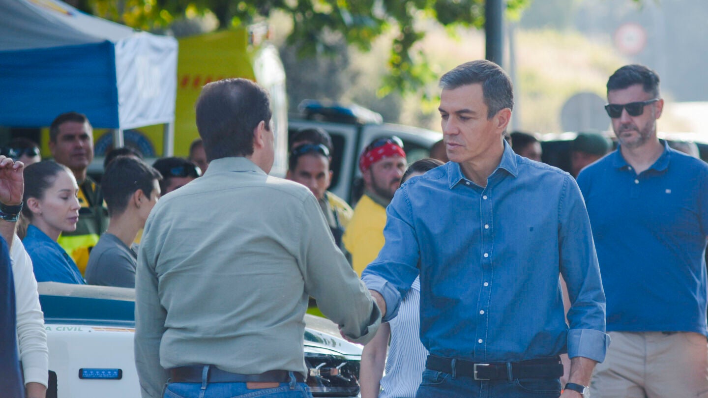 El presidente del Gobierno, Pedro S&aacute;nchez, acompa&ntilde;ado del presidente de la Junta de Castilla y Le&oacute;n, Alfonso Fern&aacute;ndez Ma&ntilde;ueco durante la visita al Puesto de Mando Avanzado (PMA) instalado para gestionar las labores de extinci&oacute;n del incendio forestal de Burgohondo, a 27 de julio de 2026, en Navaluenga, &Aacute;vila, Castilla y Le&oacute;n