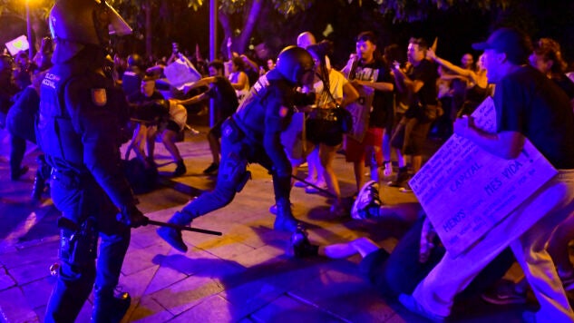 Miembros de los cuerpos antidisturbios de la Policia Nacional cargan contra los manifestantes en Palma.
