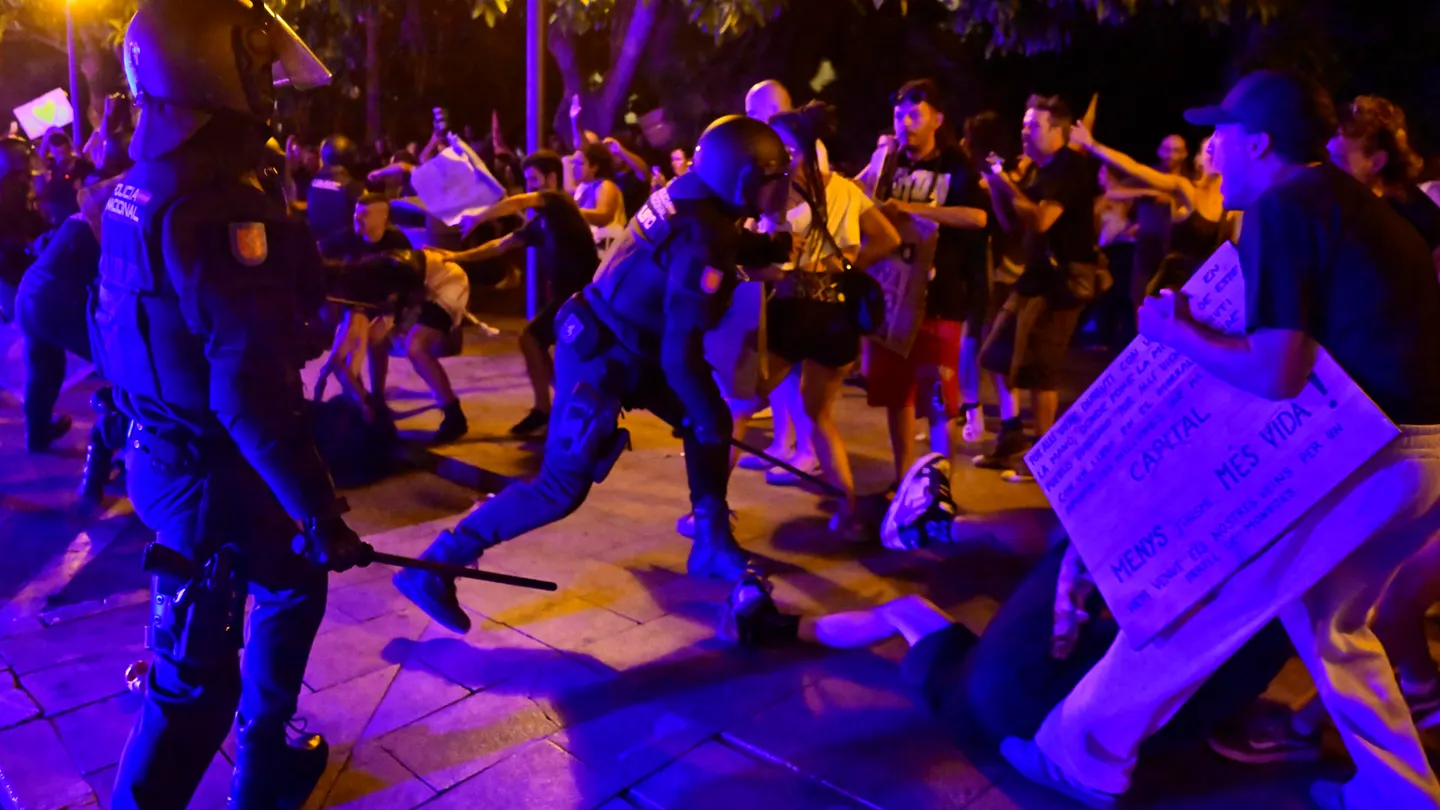 Miembros de los cuerpos antidisturbios de la Policia Nacional cargan contra los manifestantes en Palma. Miembros de los cuerpos antidisturbios de la Policia Nacional cargan contra los manifestantes en Palma.