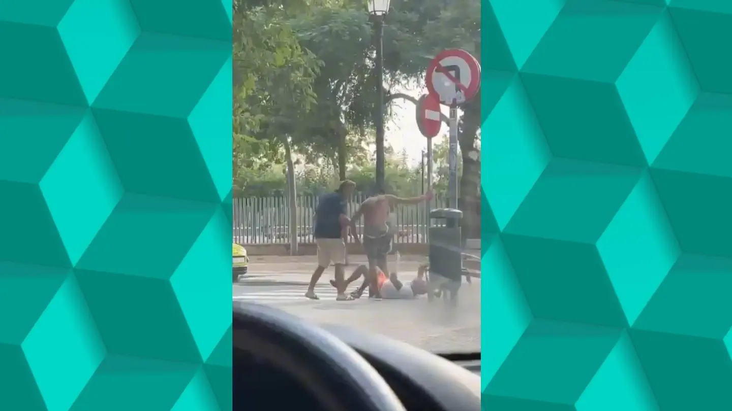 Detienen a un hombre por dejar en coma a otro tras propinarle una brutal paliza en Valencia. Detienen a un hombre por dejar en coma a otro tras propinarle una brutal paliza en Valencia.