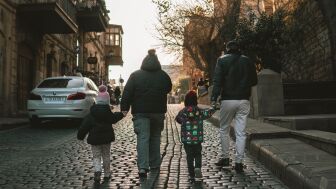 Una familia pasea en invierno