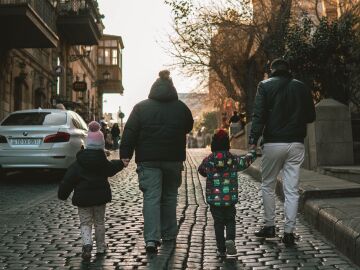 Una familia pasea en invierno Una familia pasea en invierno