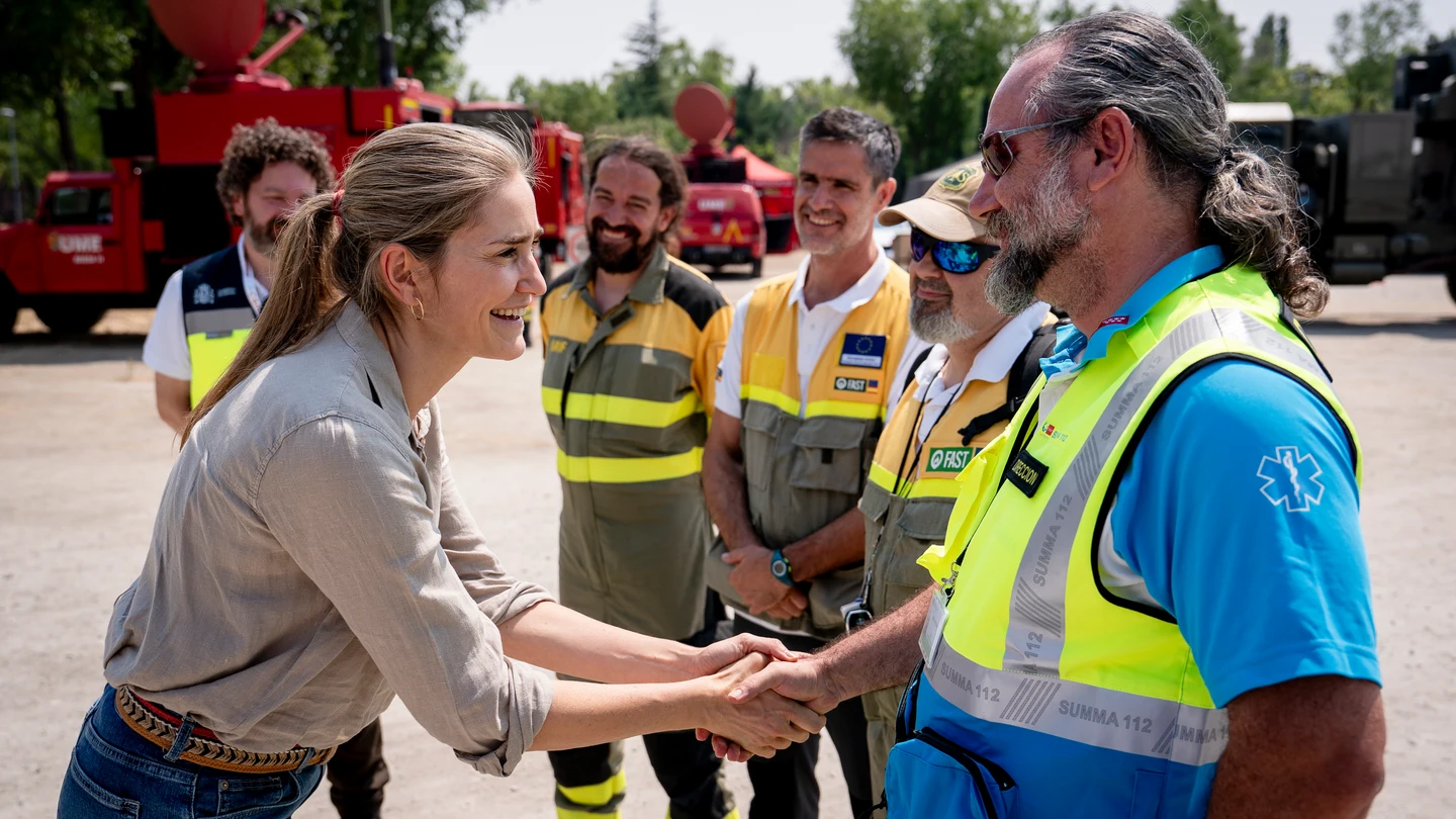 La vicepresidenta tercera del Gobierno y ministra para la Transición Ecológica y el Reto Demográfico, Sara Aagesen, durante una visita al puesto de mando avanzado para centralizar las labores de extinción del incendio forestal de la sierra oeste, a 26 de julio de 2026, en Navalcarnero, Madrid (España). La vicepresidenta tercera del Gobierno y ministra para la Transición Ecológica y el Reto Demográfico, Sara Aagesen, durante una visita al puesto de mando avanzado para centralizar las labores de extinción del incendio forestal de la sierra oeste, a 26 de julio de 2026, en Navalcarnero, Madrid (España).