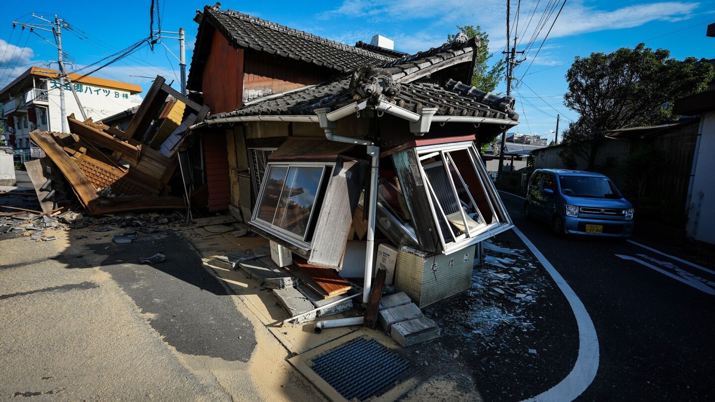 Una casa da&ntilde;ada despu&eacute;s de un terremoto en la prefectura de Kumamoto