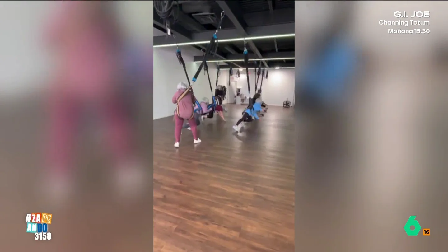 ¡Spider-mal!: una señora termina por los suelos en una clase de gimnasia aérea La mujer se animó a participar en una clase de esta actividad, pero, como se puede ver en las imágenes, no fue capaz de seguir la coreografía propuesta.