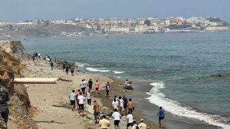 Migrantes tratando de alcanzar la frontera espa&ntilde;ola por Ceuta, en Fnideq (Marruecos)