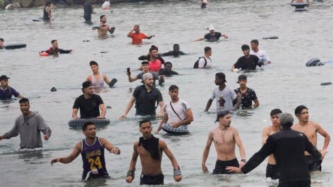 Migrantes llegando a nado a Ceuta