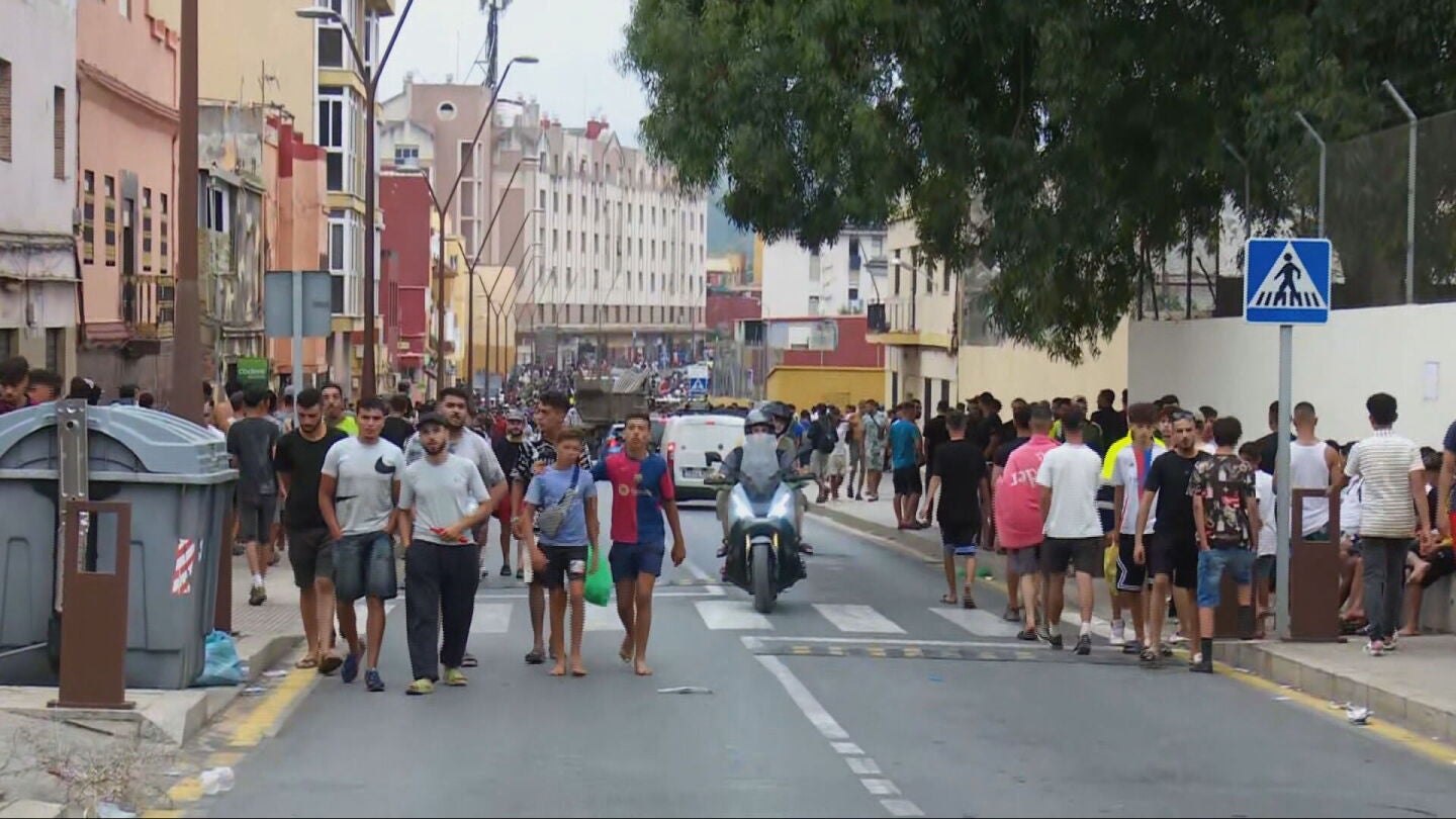 Caos e "impotencia" en una Ceuta al borde del colapso por la crisis migratoria: "A uno se le parte el alma"