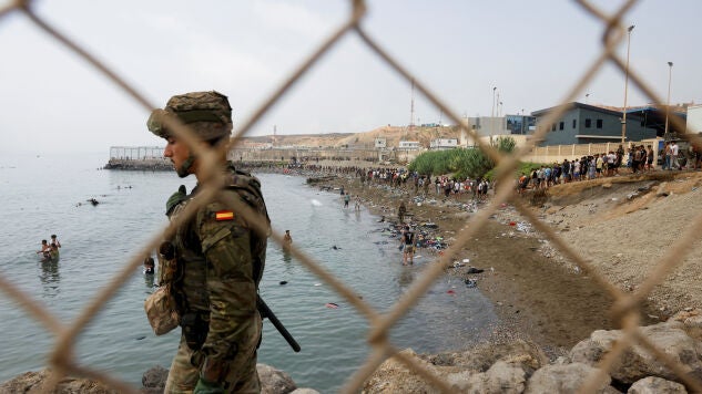 Un militar espa&ntilde;ol durante la entrada masiva de migrantes a Ceuta. 