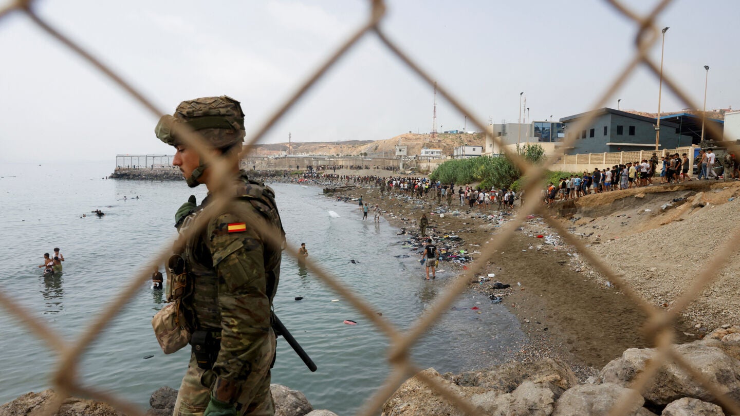 Un militar espa&ntilde;ol durante la entrada masiva de migrantes a Ceuta. 