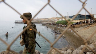 Un militar espa&ntilde;ol durante la entrada masiva de migrantes a Ceuta. 