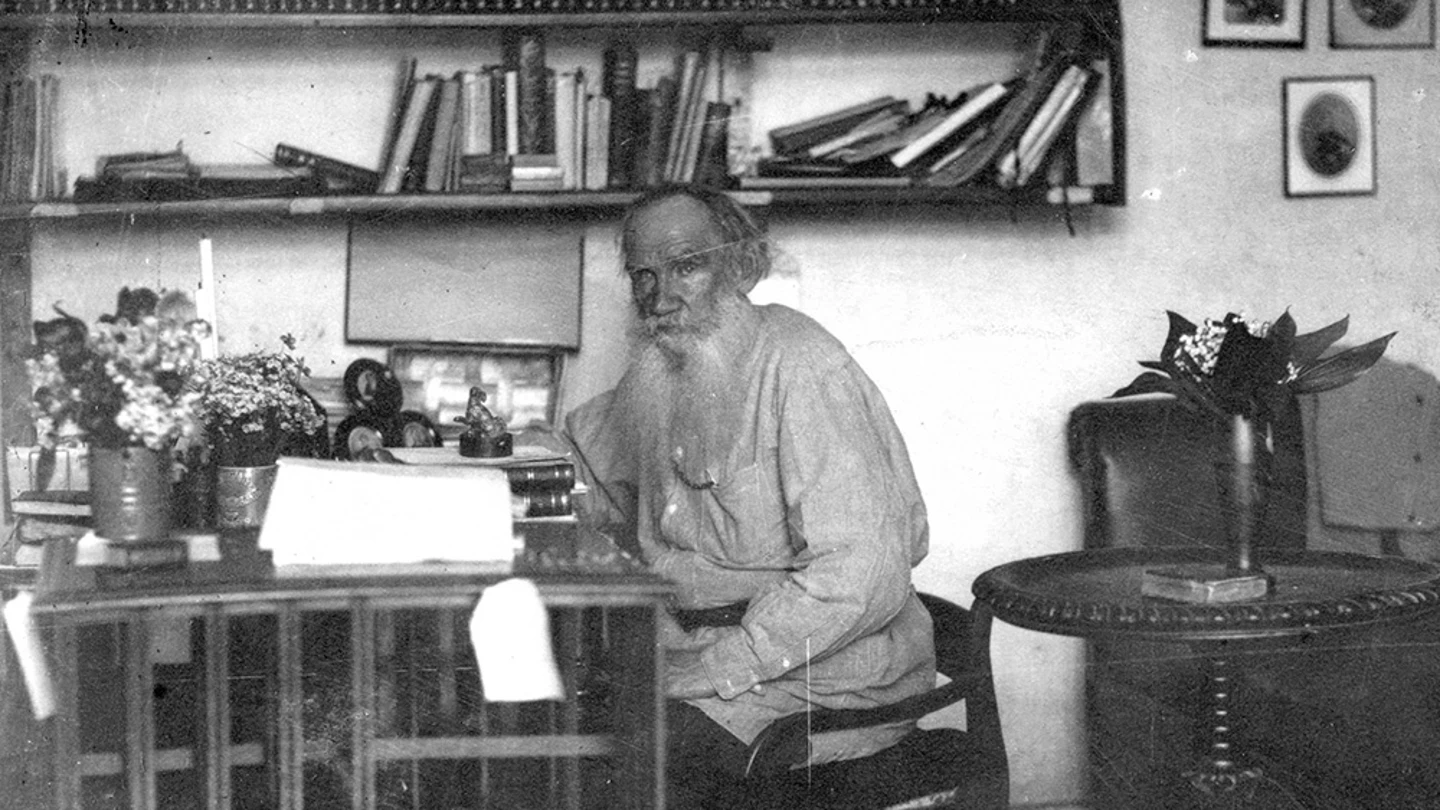 Tolstói en su despacho trabajando en una imagen de 1908. Tolstói en su despacho trabajando en una imagen de 1908.