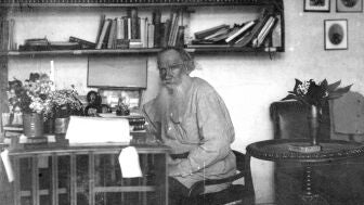 Tolst&oacute;i en su despacho trabajando en una imagen de 1908.