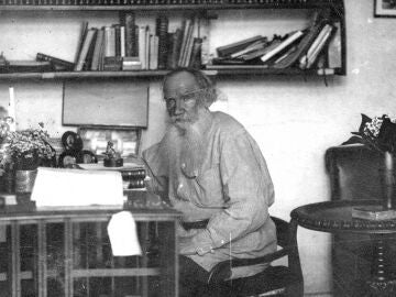Tolstói en su despacho trabajando en una imagen de 1908. Tolstói en su despacho trabajando en una imagen de 1908.