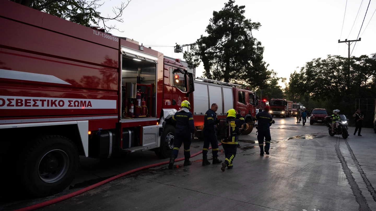 Bomberos luchando contra el fuego en Grecia. Bomberos luchando contra el fuego en Grecia.