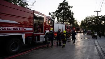 Bomberos luchando contra el fuego en Grecia. 