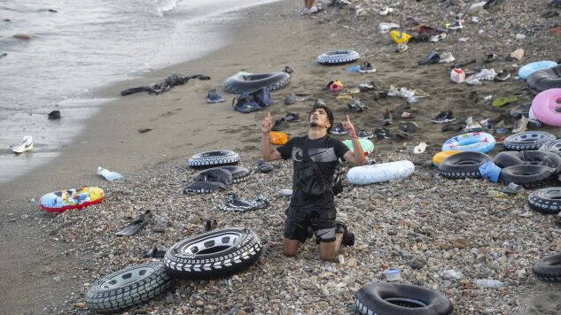 Flotadores y migrantes tras traspasar la frontera entre Ceuta y Marruecos,