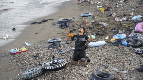 Flotadores y migrantes tras traspasar la frontera entre Ceuta y Marruecos,