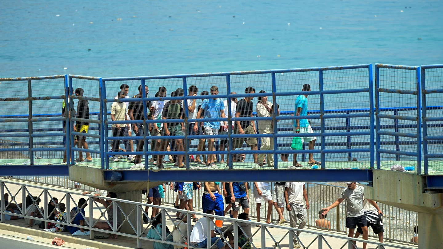 Migrantes caminan hacia la frontera con Marruecos para salir de España Migrantes caminan hacia la frontera con Marruecos para salir de España