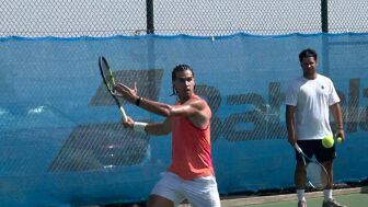 Buenas noticias para el tenis espa&ntilde;ol: Carlos Alcaraz ya entrena al aire libre para la gira de EEUU