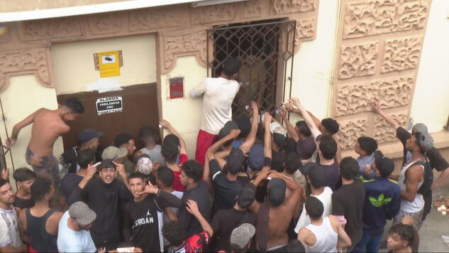 Decenas de migrantes, ante un comercio cerrado