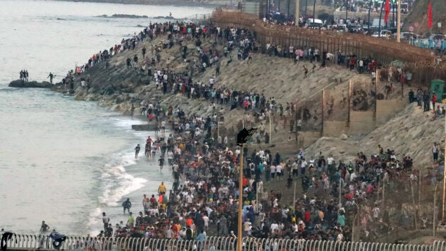 Multitud de personas se concentran en la parte marroqu&iacute; de la playa del Tarajal para intentar acceder a Ceuta.