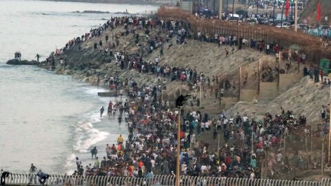 Multitud de personas se concentran en la parte marroqu&iacute; de la playa del Tarajal para intentar acceder a Ceuta.