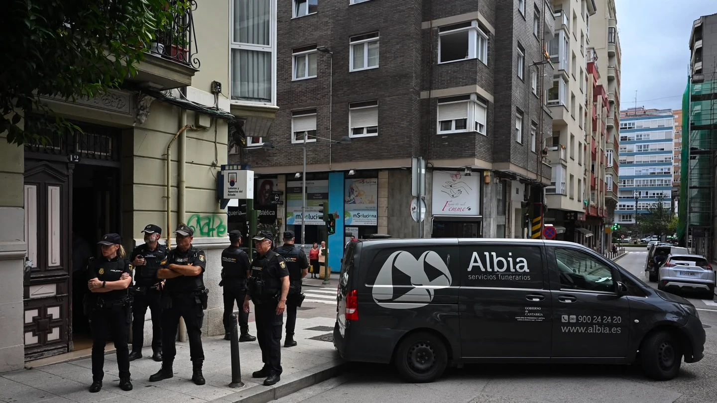 Agentes de la Policía Nacional ante el piso de Perines (Santander) donde ha sido hallada muerta una mujer de 27 años y detenida su pareja, un hombre de 39 Agentes de la Policía Nacional ante el piso de Perines donde ha sido hallada muerta una mujer de 27 años y detenida su pareja, un hombre de 39,