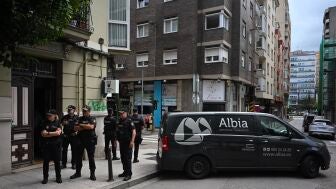 Agentes de la Polic&iacute;a Nacional ante el piso de Perines donde ha sido hallada muerta una mujer de 27 a&ntilde;os y detenida su pareja, un hombre de 39, 