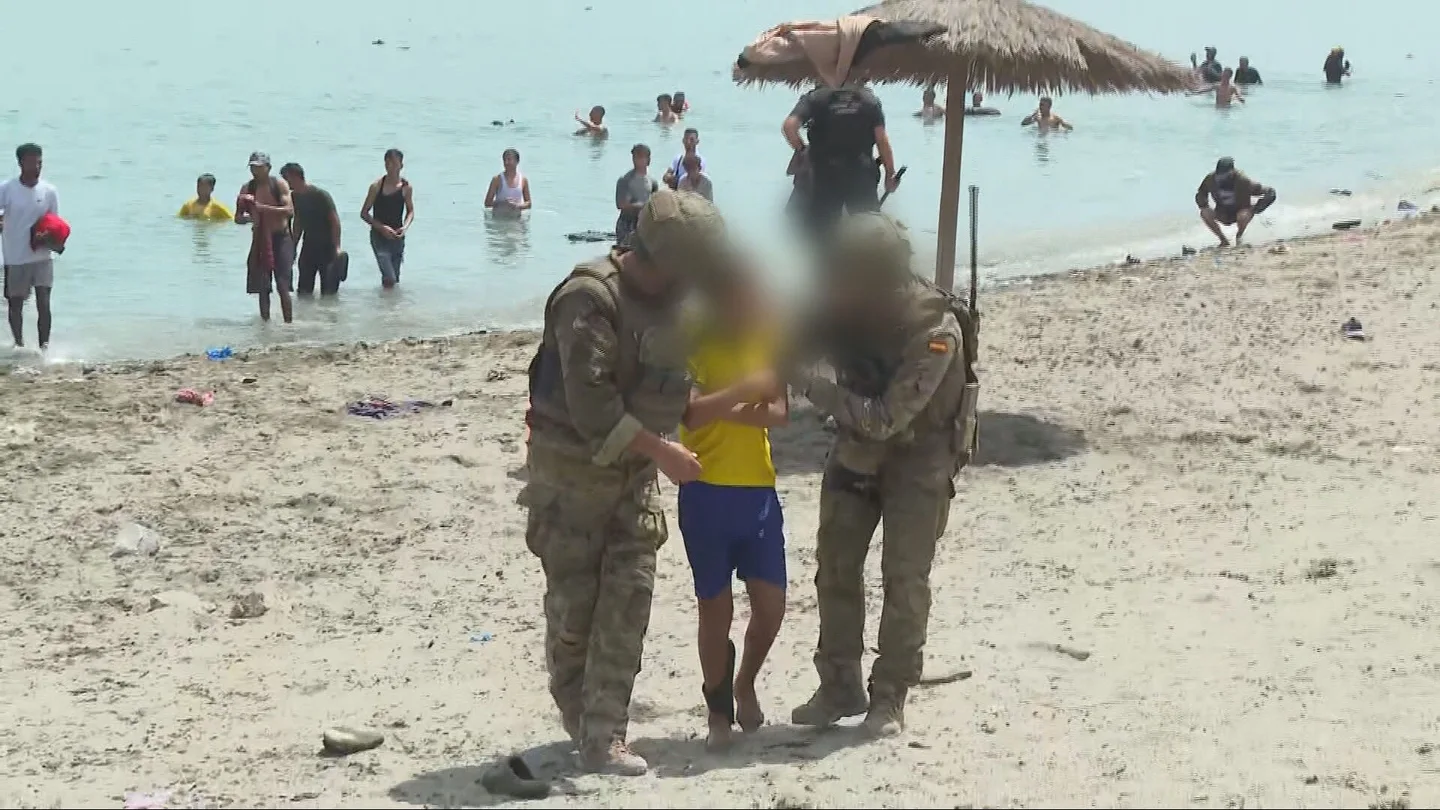 El duro choque de realidad de los menores migrantes que se juegan la vida para llegar a Ceuta a nado El duro choque de realidad de los menores migrantes que se juegan la vida para llegar a Ceuta a nado