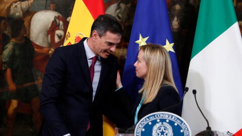 Pedro S&aacute;nchez dialoga con Giorgia Meloni durante un acto conjunto
