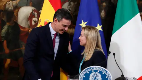 Pedro Sánchez dialoga con Giorgia Meloni durante un acto conjunto Pedro Sánchez dialoga con Giorgia Meloni durante un acto conjunto