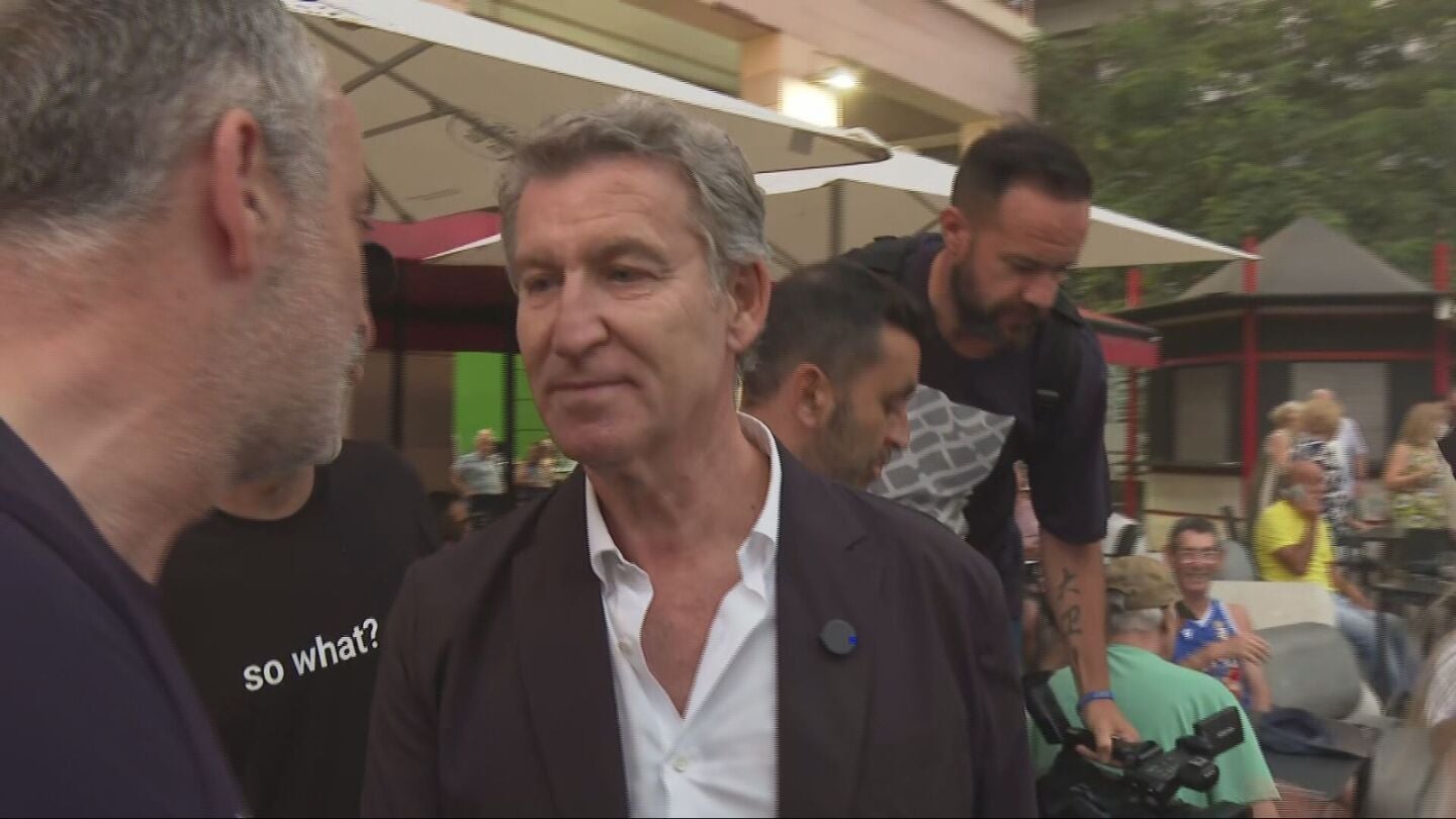 Feij&oacute;o se pasea por Ceuta y habla con los ciudadanos, que le reciben al grito de "presidente"