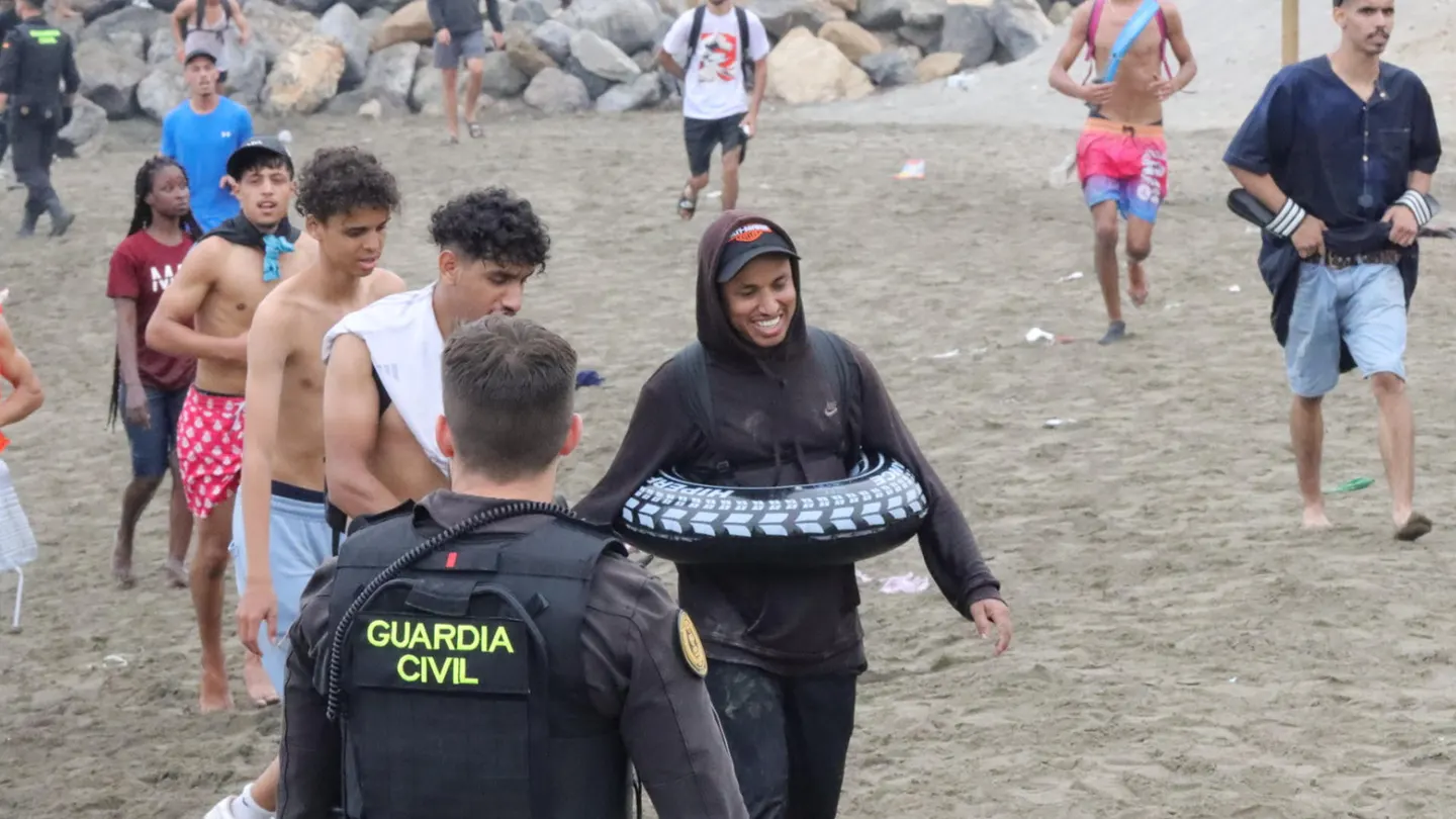 Un grupo de migrantes en la playa junto al paso fronterizo del Tarajal en Ceuta Un grupo de migrantes en la playa junto al paso fronterizo del Tarajal en Ceuta